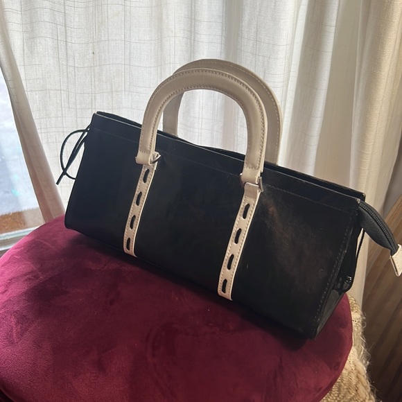 Black & White handheld purse white handles zipper closure 12” x 4” x 5” handbag - Picture 7 of 12